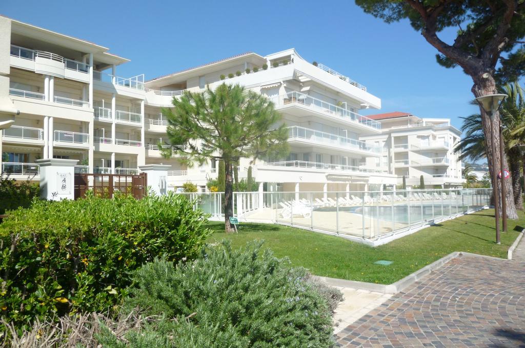 Seafront Haven: Modern 2-bed With Pool Cannes
