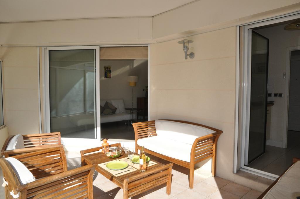 Apartamento Seafront Haven: Modern 2-bed With Pool