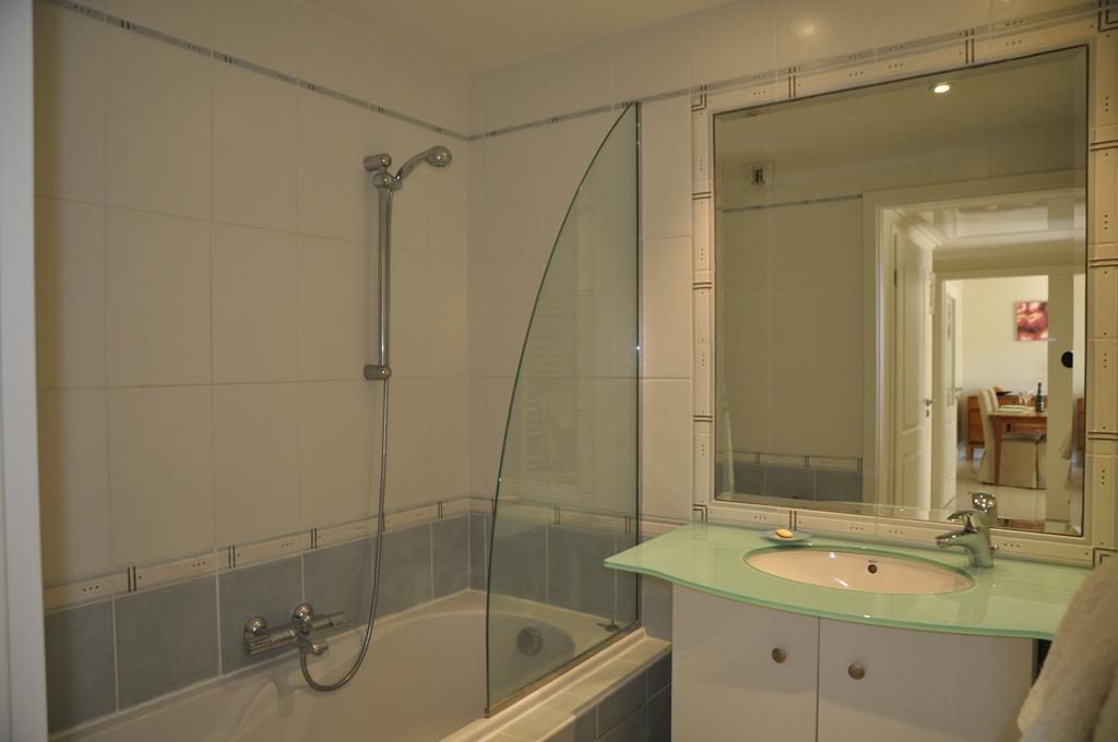 Seafront Haven: Modern 2-bed With Pool Apartamento Cannes