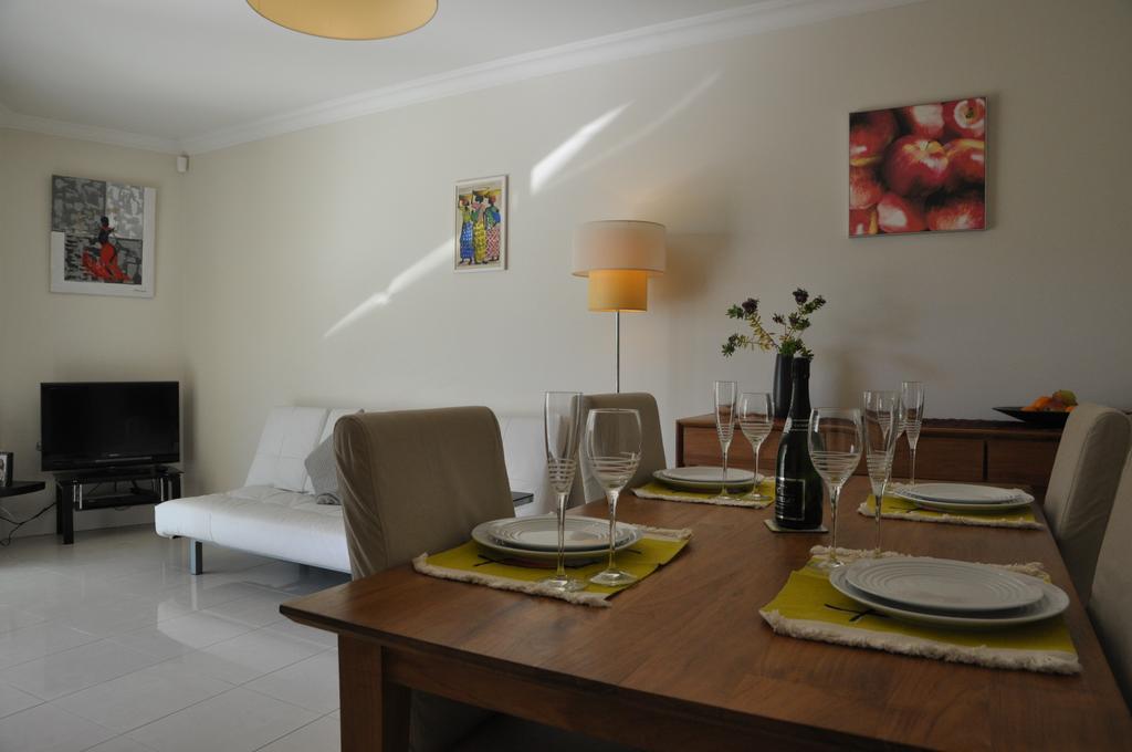 Seafront Haven: Modern 2-bed With Pool *
