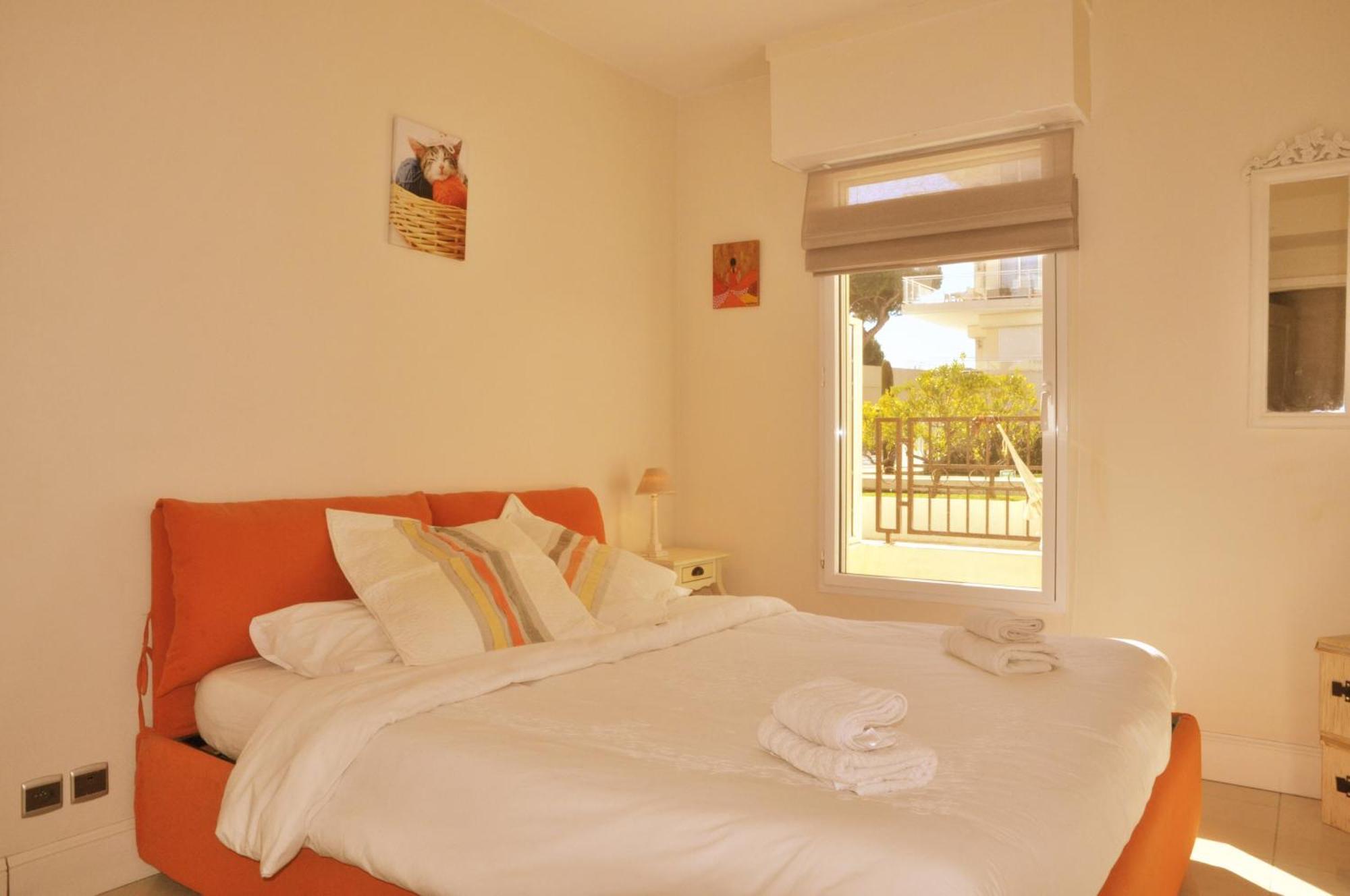 Seafront Haven: Modern 2-bed With Pool *