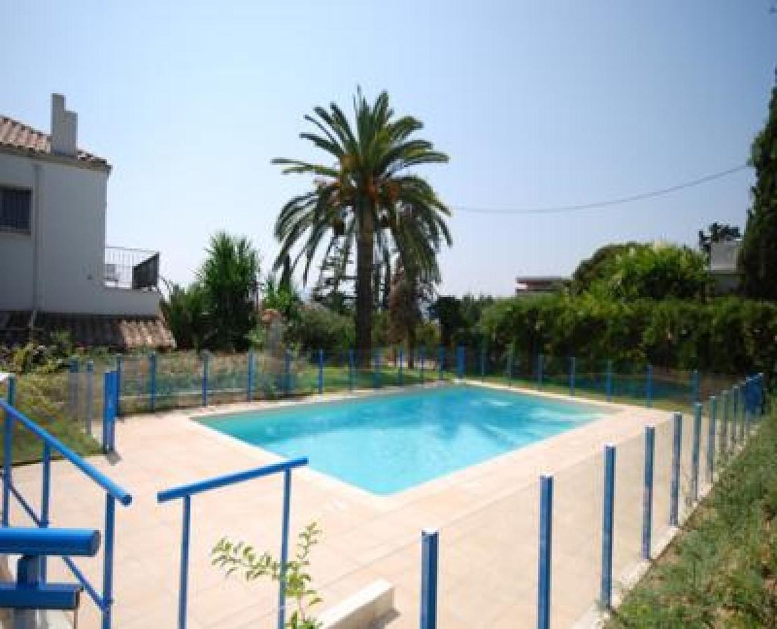 Modern One Bedroomed Just Off The Seafront With A Terrace And Pool Access 1753 * Cannes