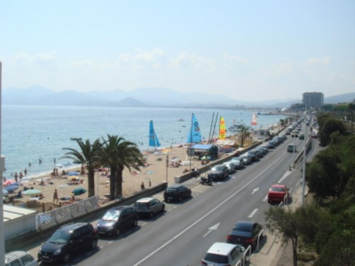 Modern One Bedroomed Just Off The Seafront With A Terrace And Pool Access 1753 * Cannes