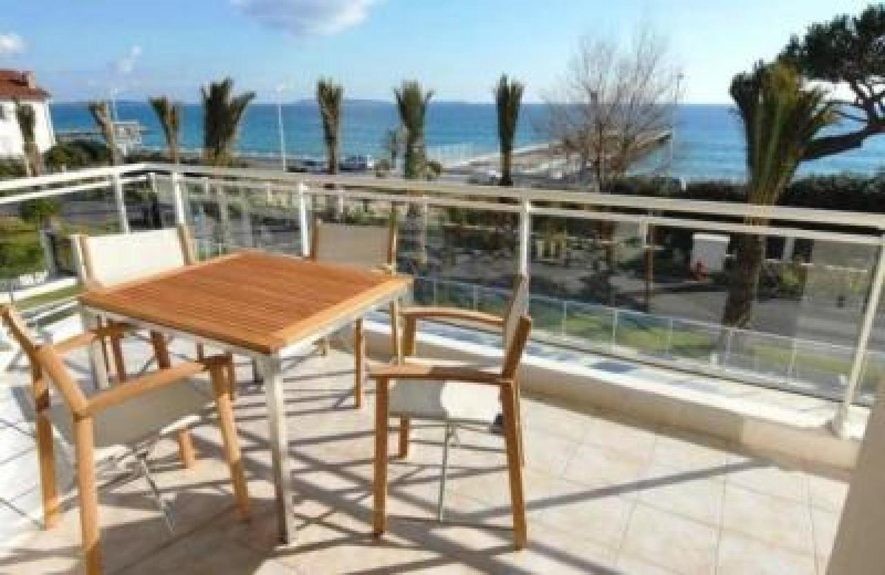 Apartamento Seafront Haven: Modern 2-bed With Pool *