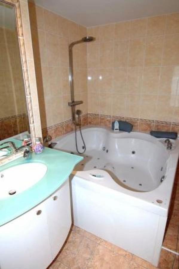 Apartamento Seafront Haven: Modern 2-bed With Pool