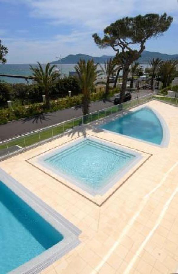 Seafront Haven: Modern 2-bed With Pool Apartamento Cannes
