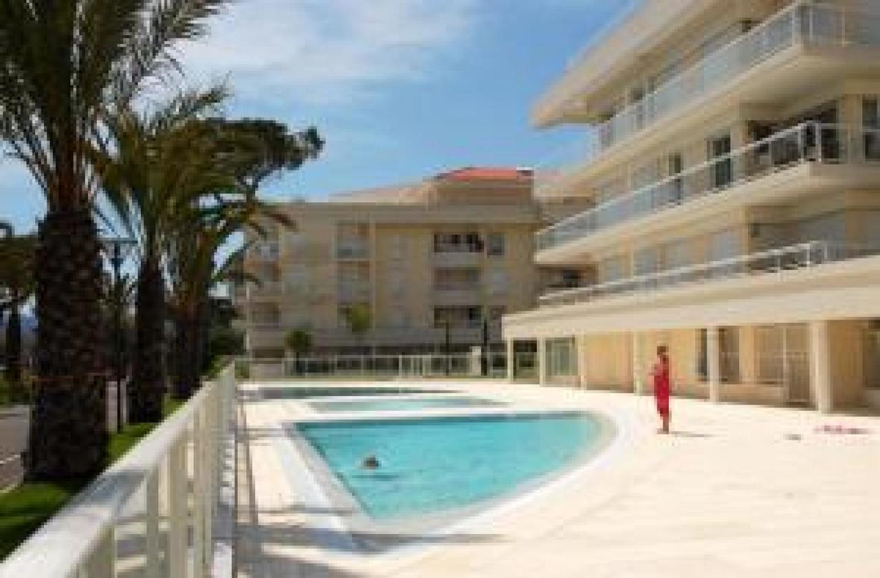 Seafront Haven: Modern 2-bed With Pool * Cannes
