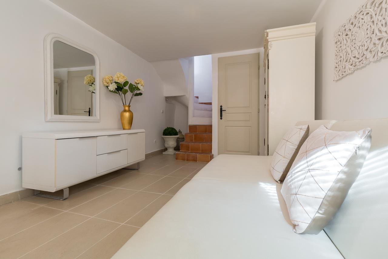 Appartement A Lovely Split Level Townhouse In The Heart Of Next To The Marche Forville And The Palais 1749