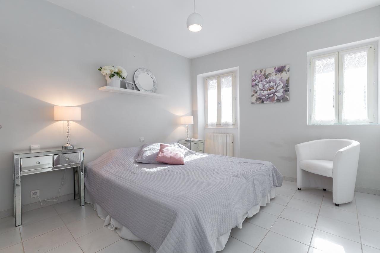 A Lovely Split Level Townhouse In The Heart Of Next To The Marche Forville And The Palais 1749 *
