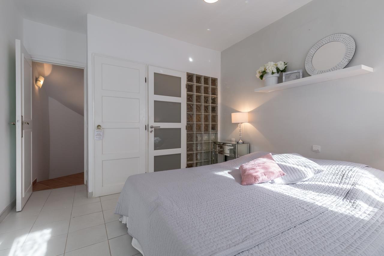 A Lovely Split Level Townhouse In The Heart Of Next To The Marche Forville And The Palais 1749 Appartement