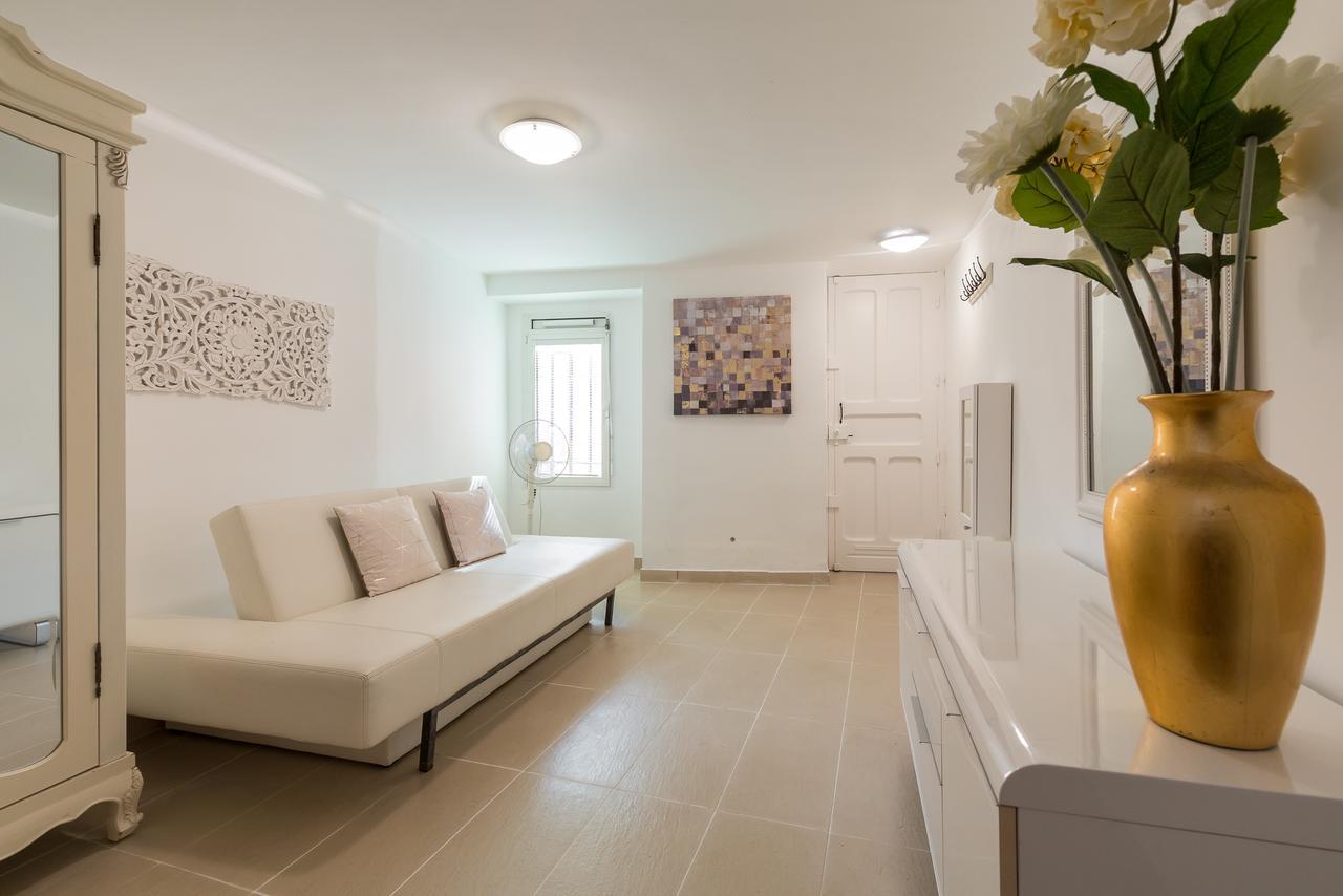 Appartement A Lovely Split Level Townhouse In The Heart Of Next To The Marche Forville And The Palais 1749
