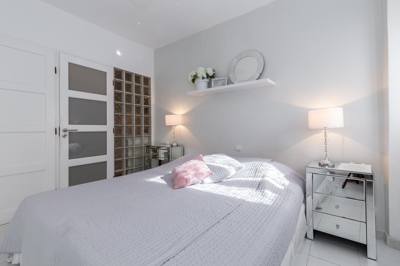 A Lovely Split Level Townhouse In The Heart Of Next To The Marche Forville And The Palais 1749 Appartement