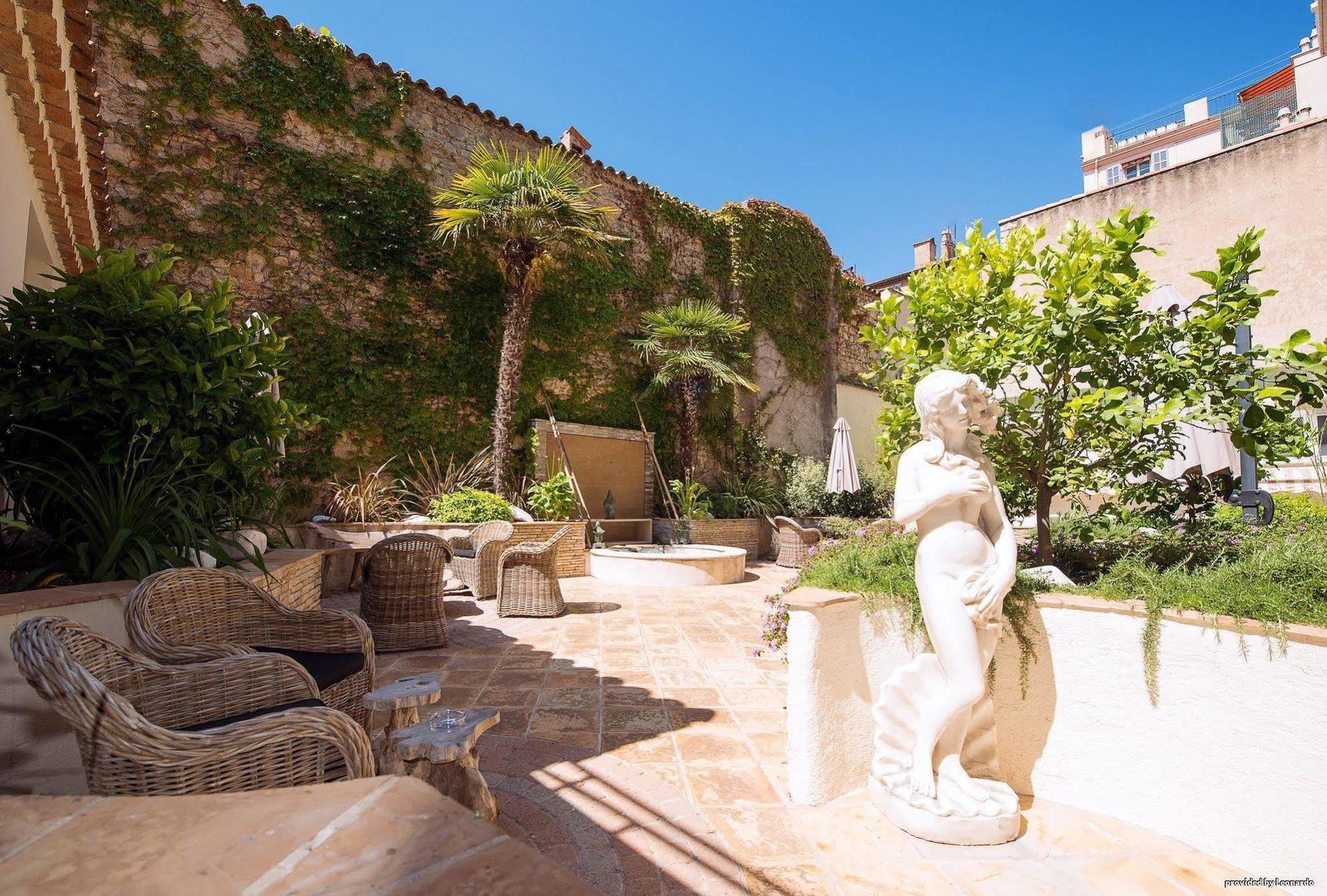 Western Premier Le Patio Des Artistes Wellness Jacuzzi