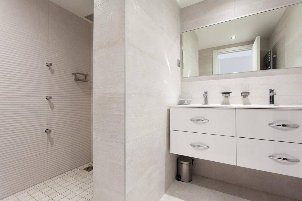 Carlton Area: New 2 Beds / 2 Baths Apartment *