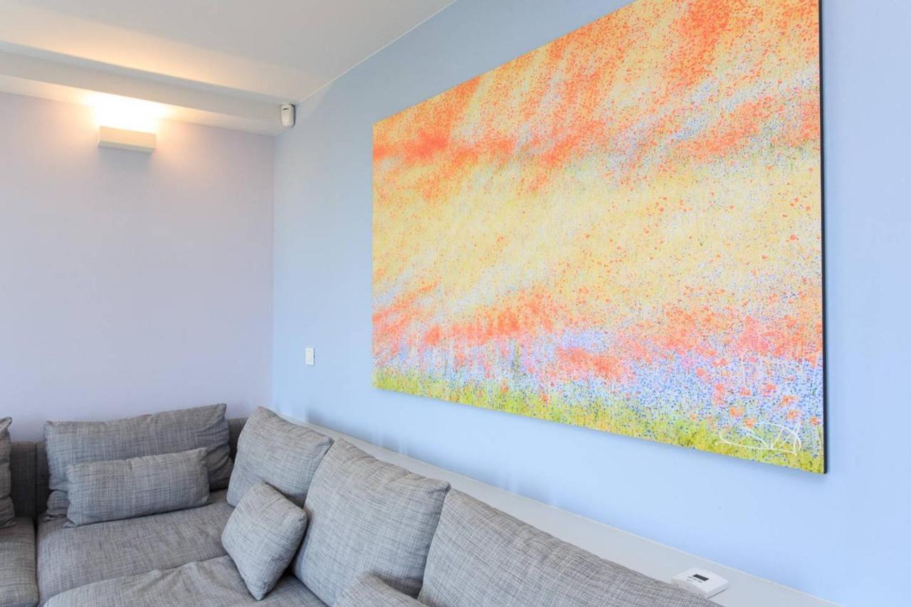Pure & Chic 2beds/2baths In Centre!