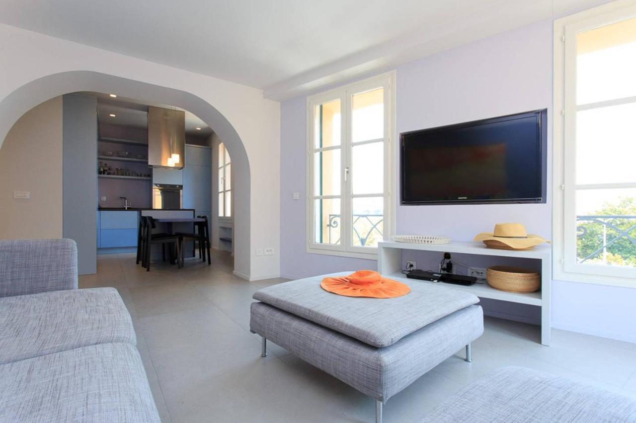 Pure & Chic 2beds/2baths In Centre! *