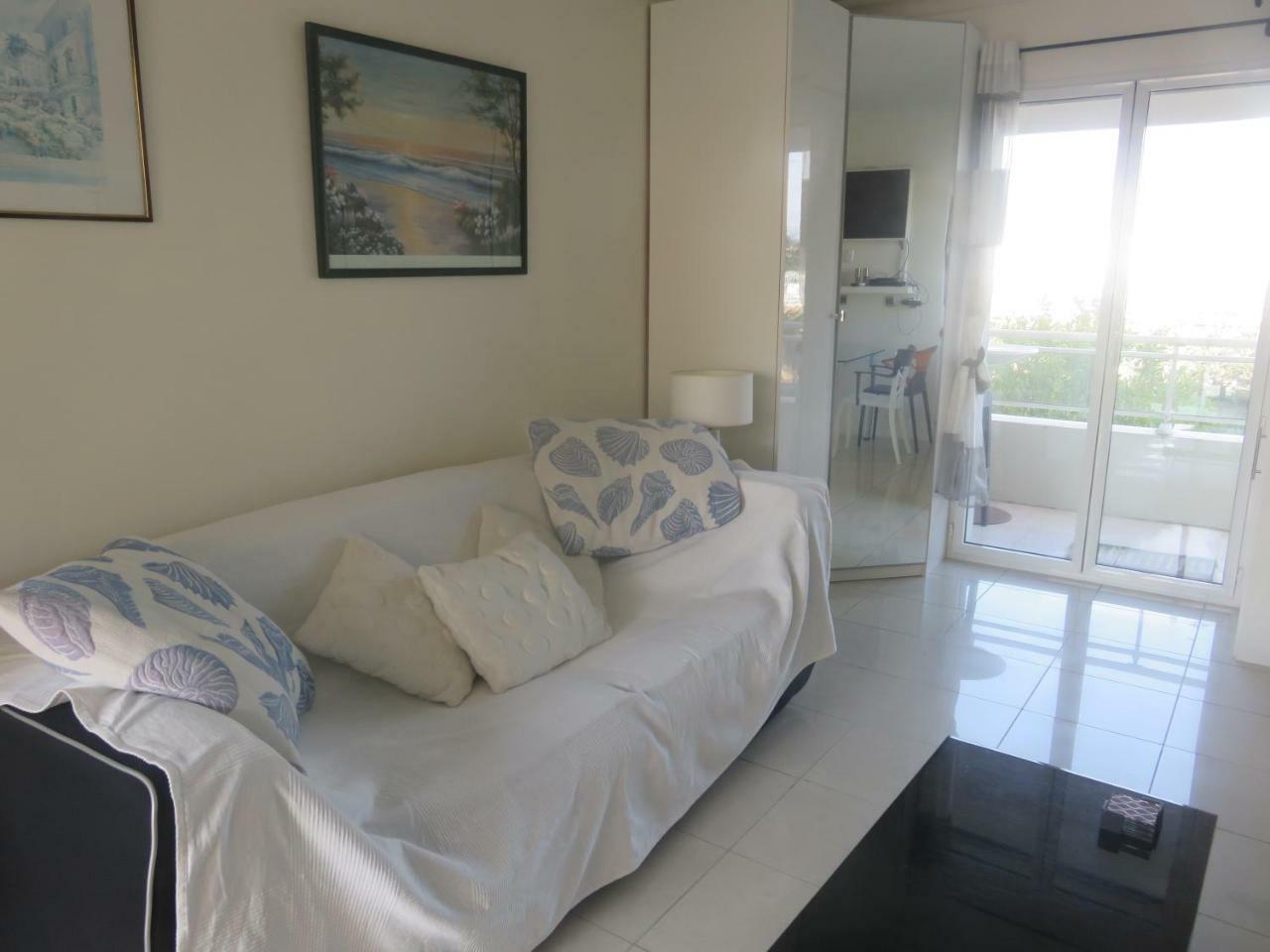 Seafront Haven: Modern 2-bed With Pool Apartamento