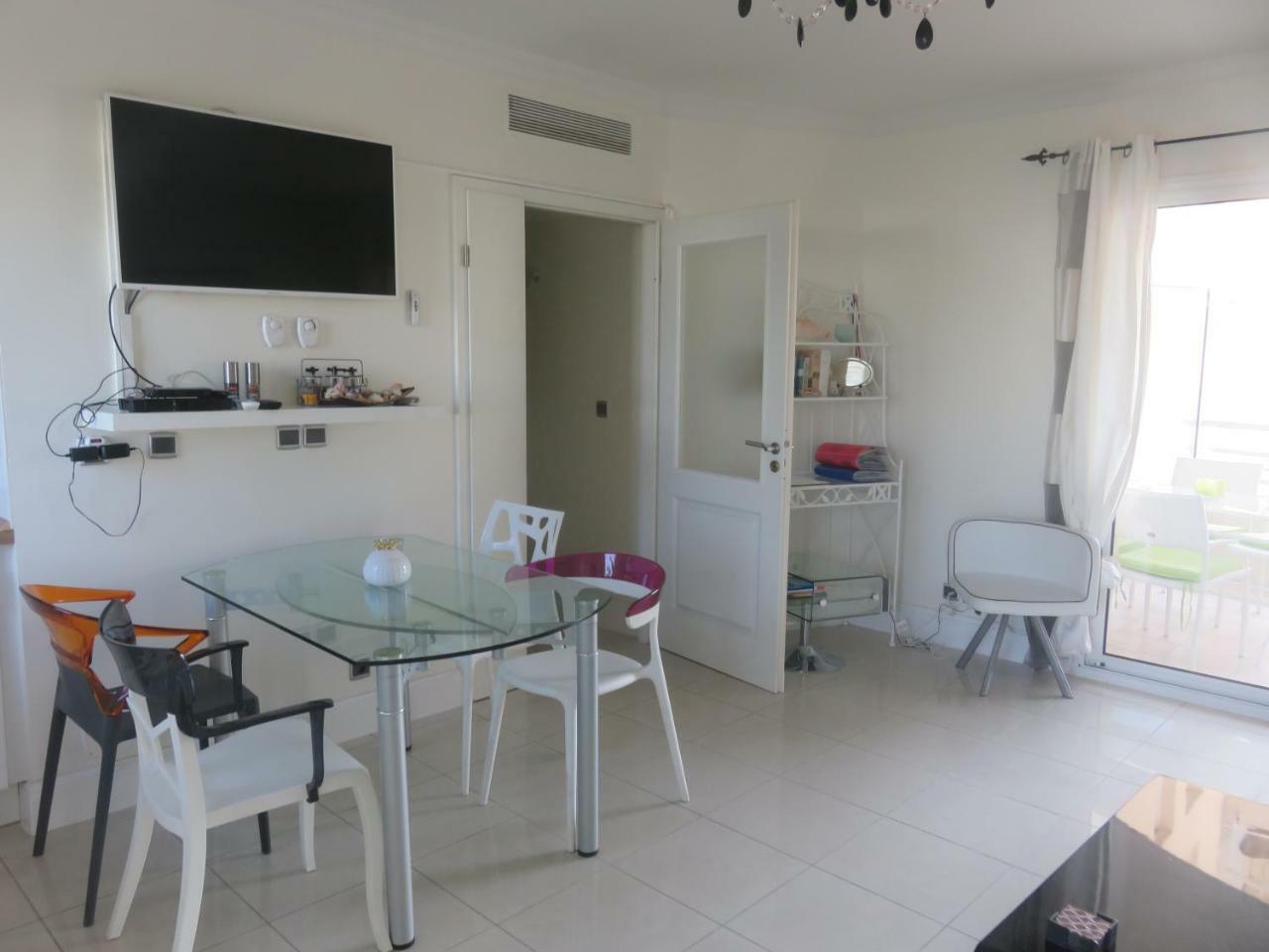 Apartamento Seafront Haven: Modern 2-bed With Pool