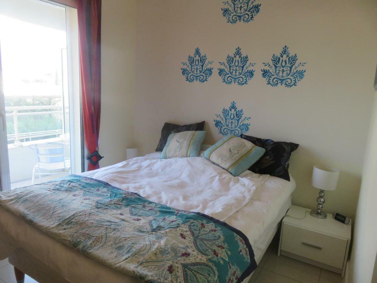 Apartamento Seafront Haven: Modern 2-bed With Pool *