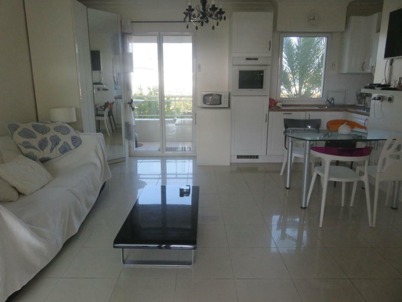 Seafront Haven: Modern 2-bed With Pool * Cannes