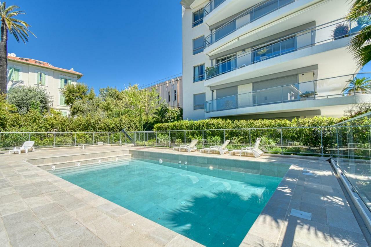 Nice With Private Garden, Pool & Parking Apartment