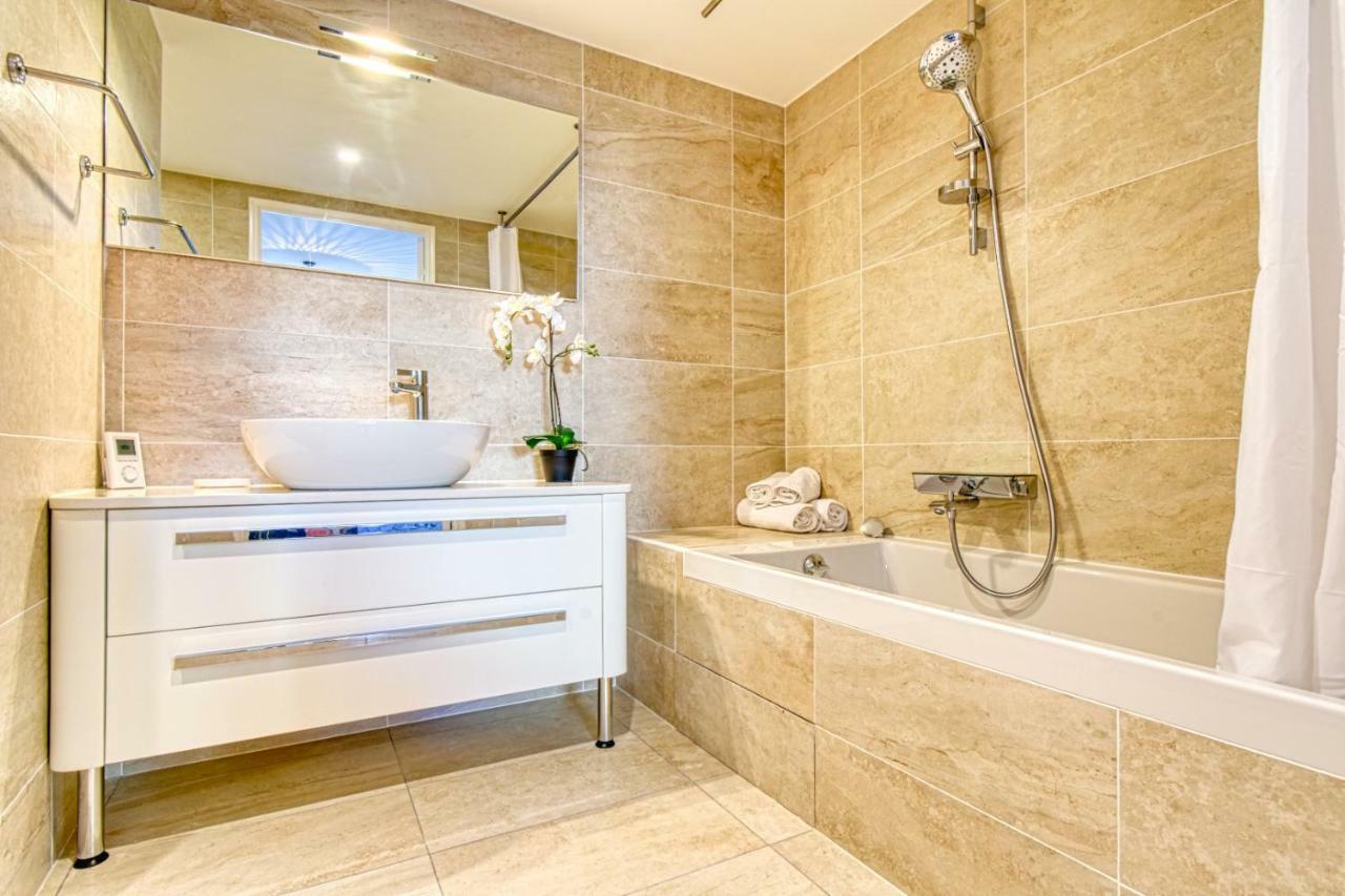 Apartment Nice With Private Garden, Pool & Parking *