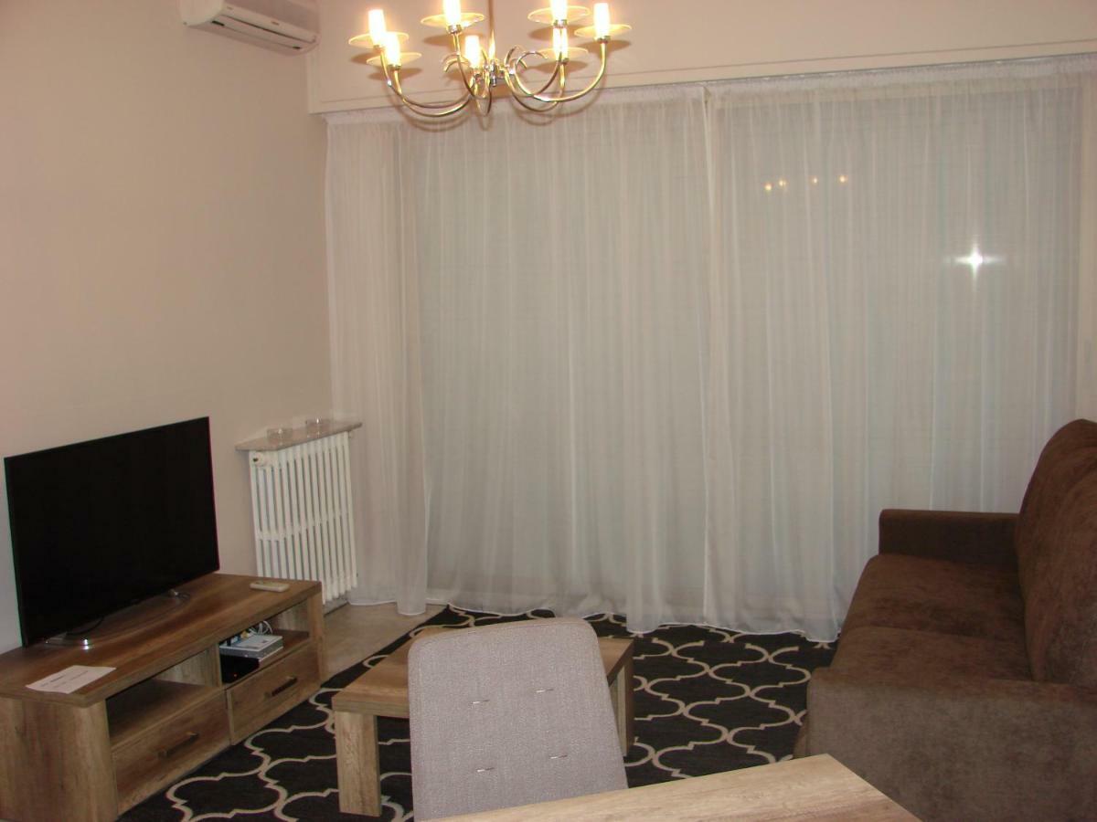 Front Apartment *