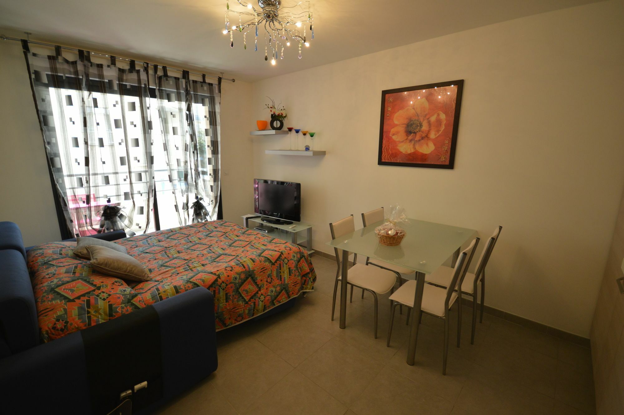 Modern Deluxe Two-bedroom Apartment *