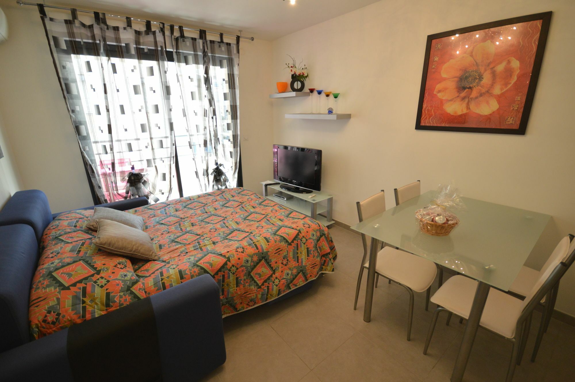 Modern Deluxe Two-bedroom Apartment