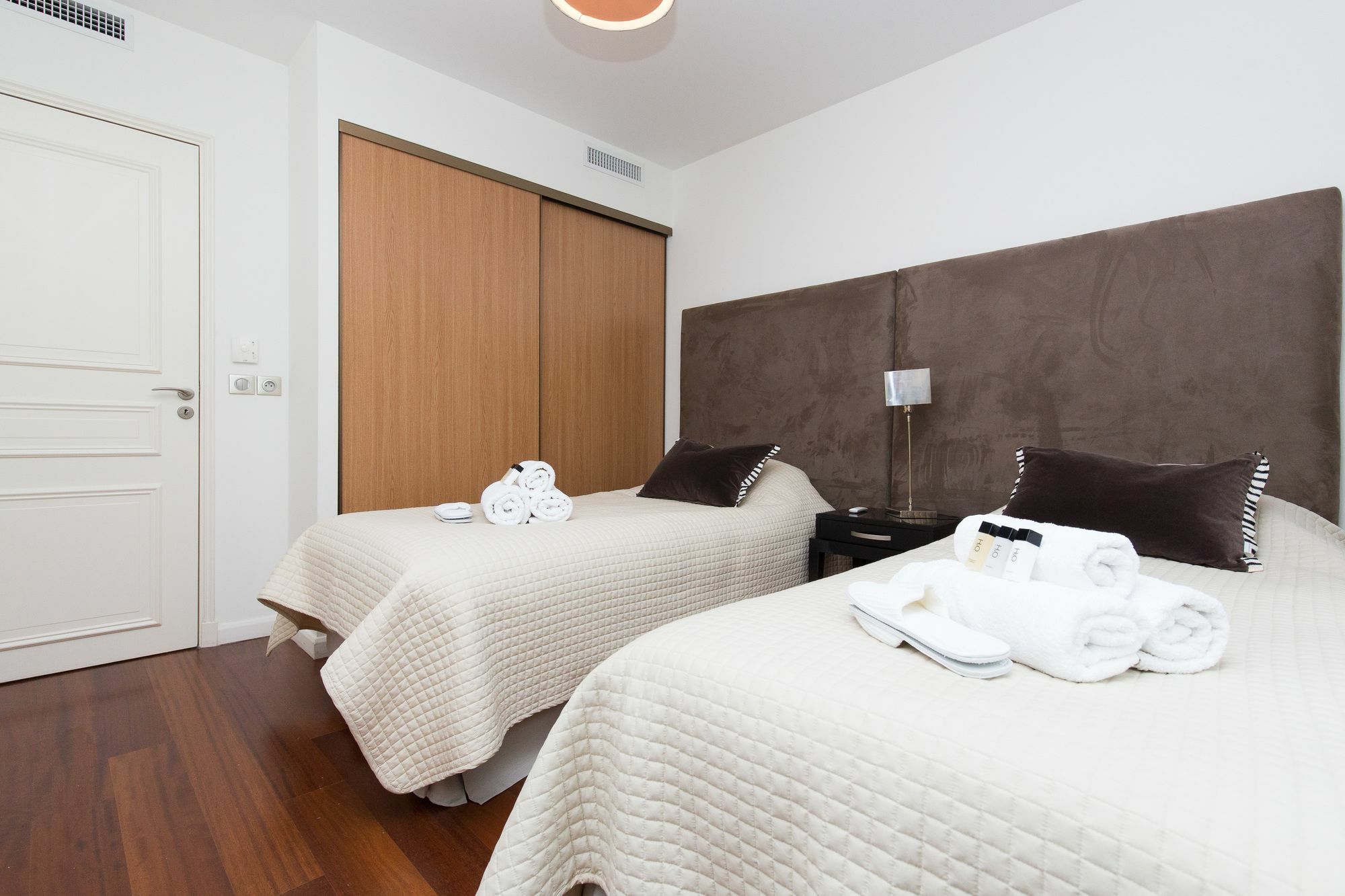 Carlton Riviera Apartment