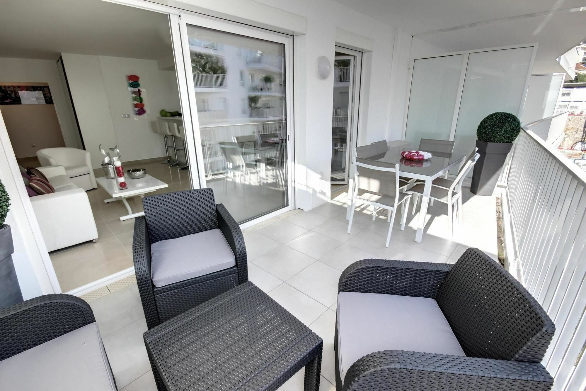 With 2 Bedrooms In Cannes, With Wonderful View, Furnish *