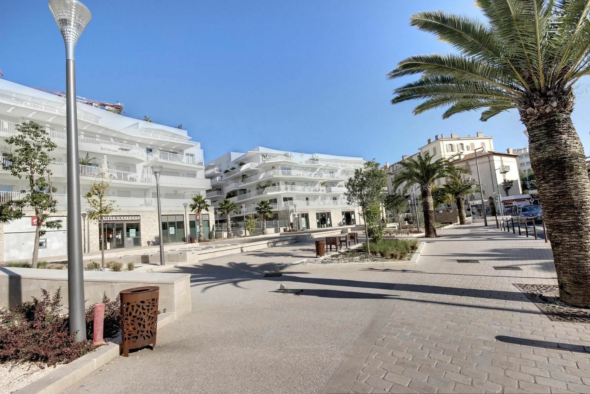 With 2 Bedrooms In Cannes, With Wonderful View, Furnish *
