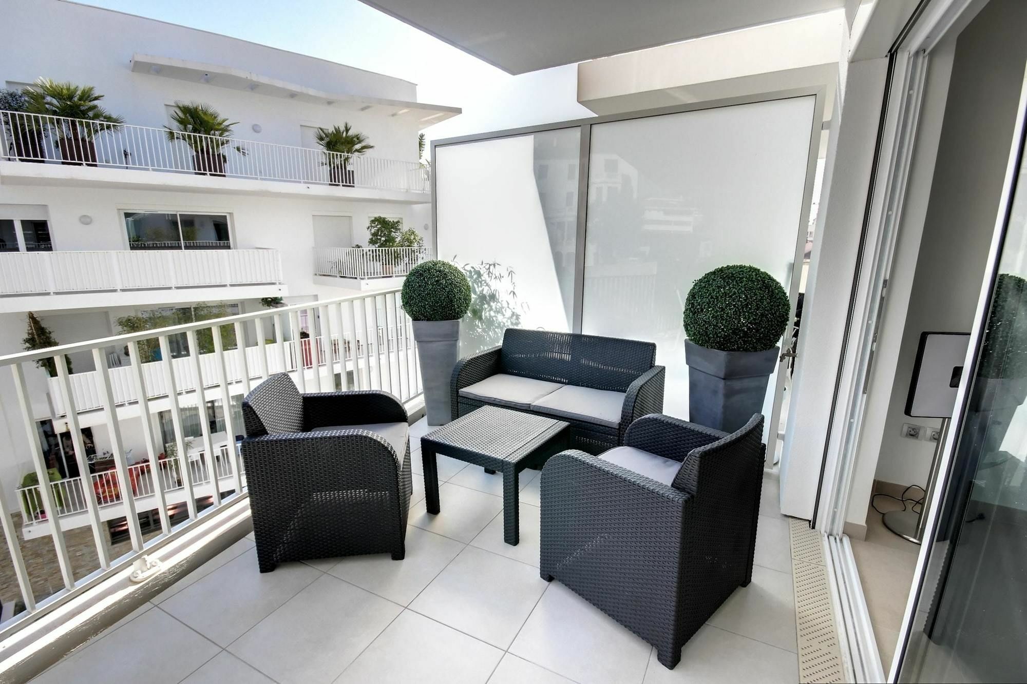 With 2 Bedrooms In Cannes, With Wonderful View, Furnish