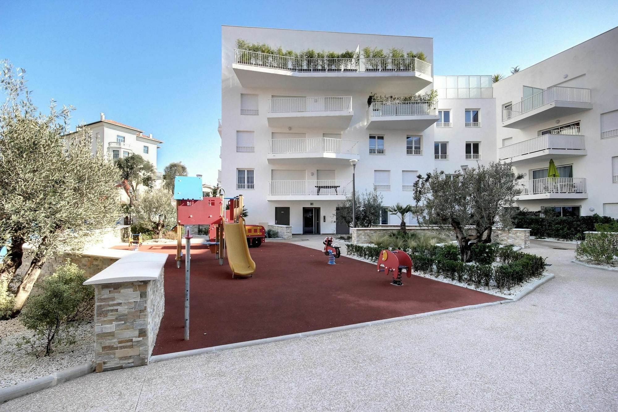 With 2 Bedrooms In Cannes, With Wonderful View, Furnish