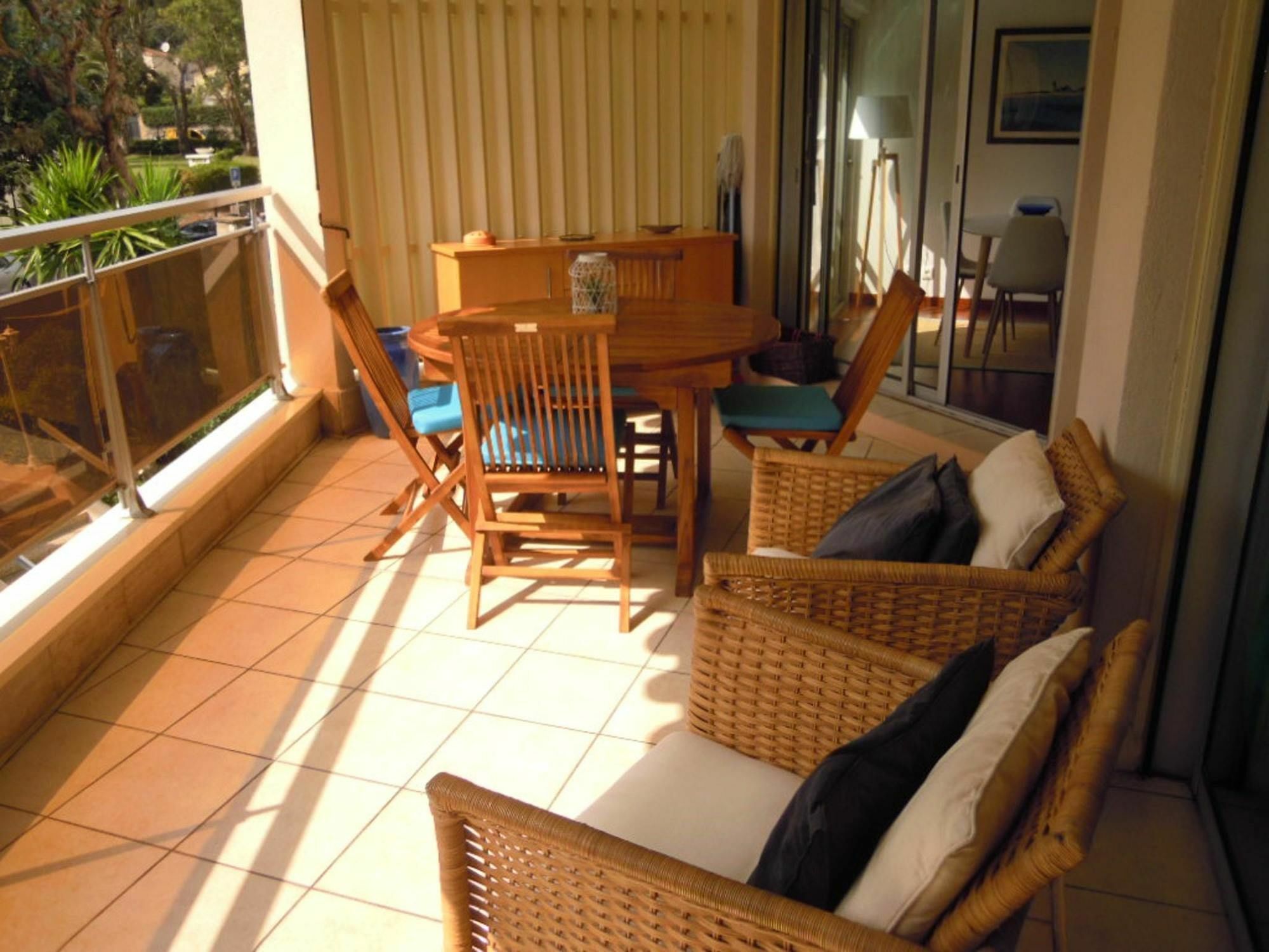 With 2 Bedrooms In Cannes, With Wonderful Sea View, Furnishe Apartment