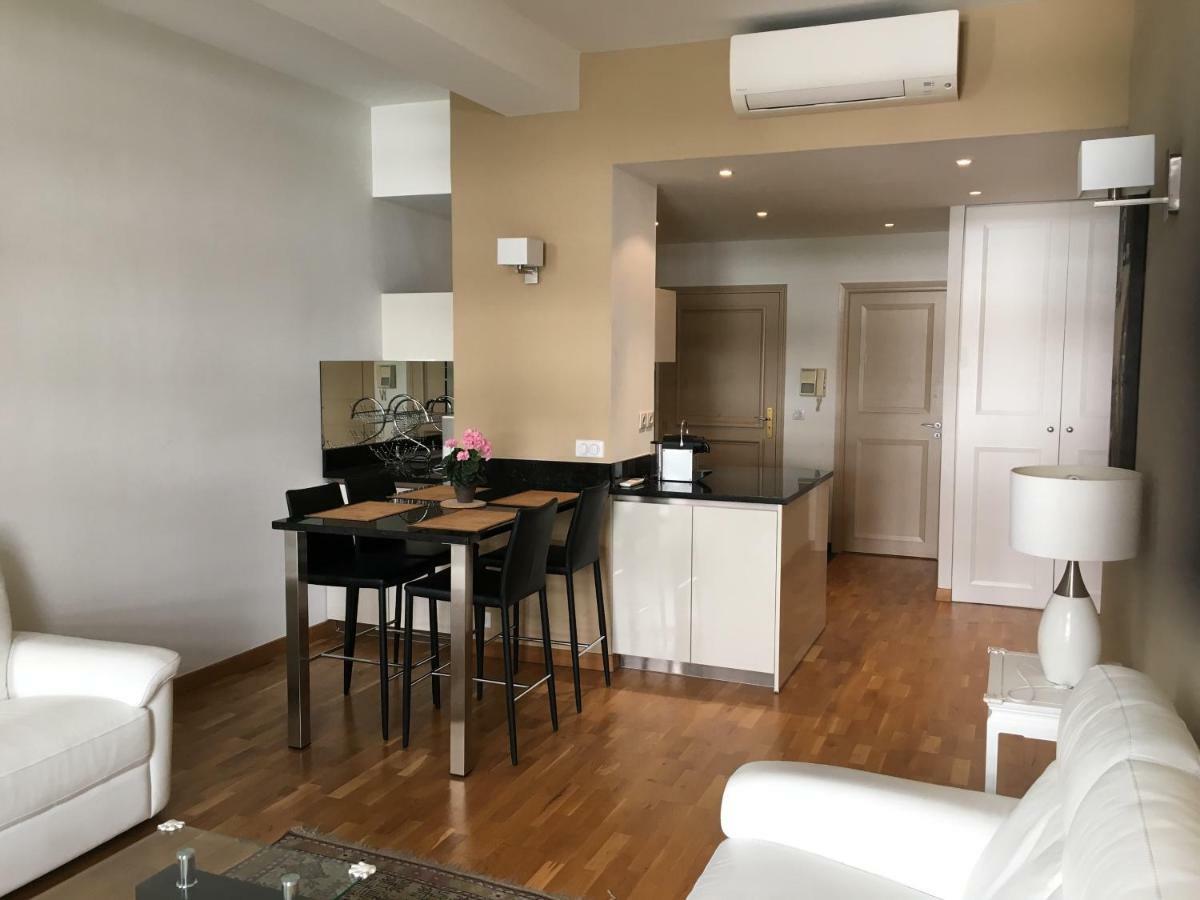 Golden Triangle 2br/2ba Apartment *