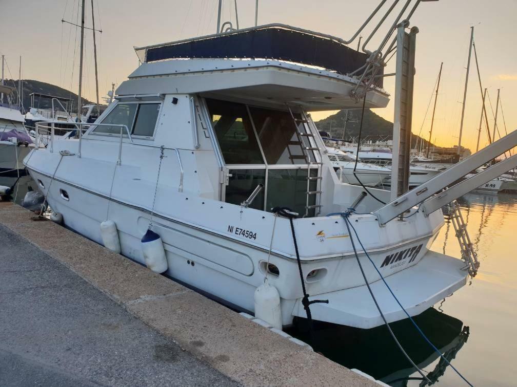 Ferretti 36 ' Bateau A Quai Vieux-port Festival La Croisette Botel Cannes