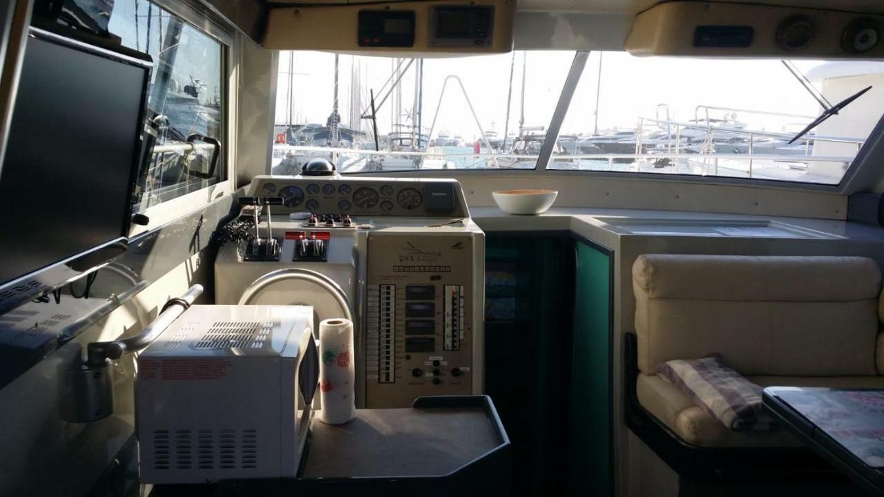 Ferretti 36 ' Bateau A Quai Vieux-port Festival La Croisette *