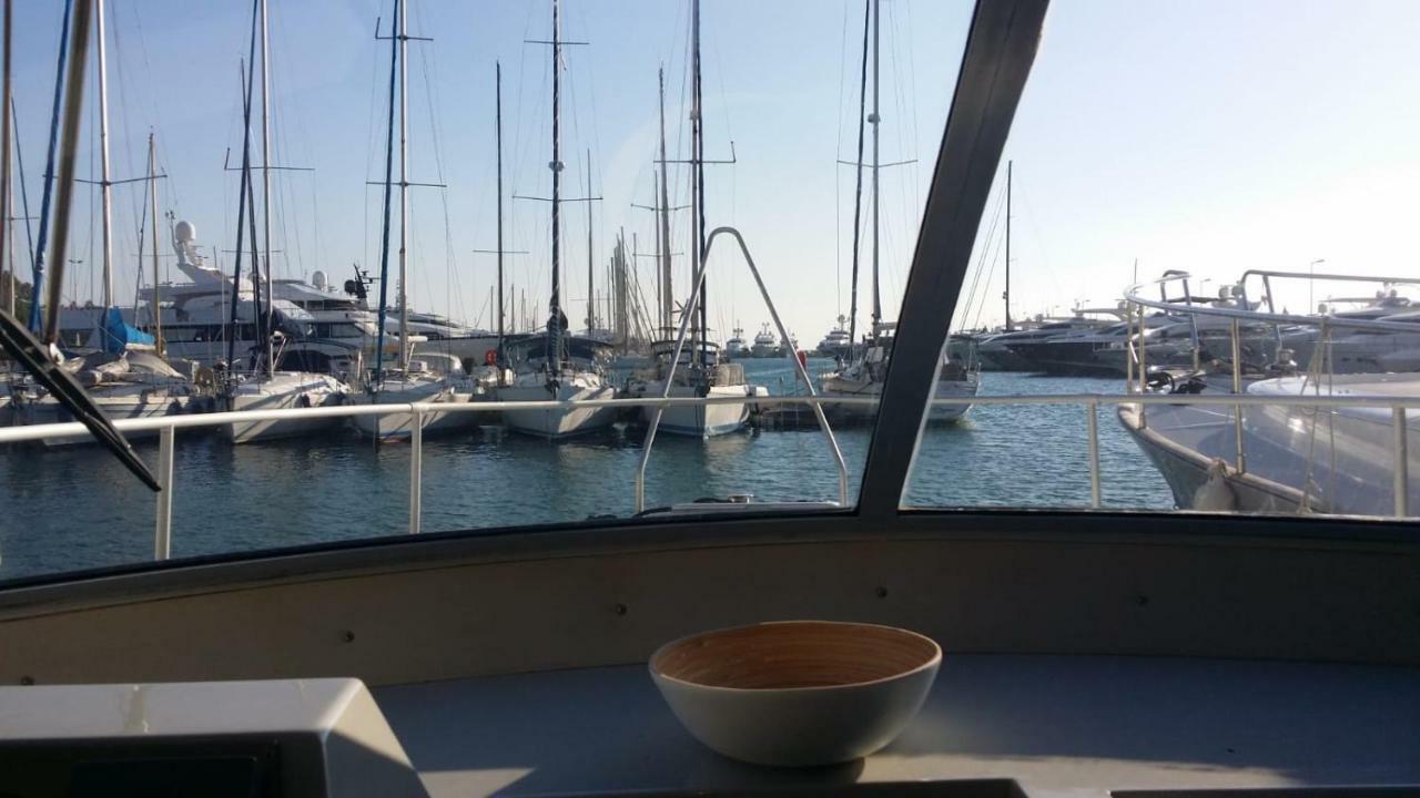 Botel Ferretti 36 ' Bateau A Quai Vieux-port Festival La Croisette