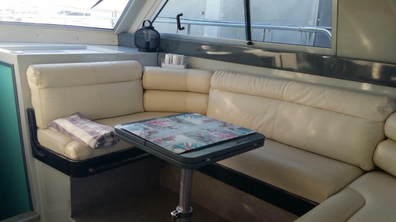 Ferretti 36 ' Bateau A Quai Vieux-port Festival La Croisette *