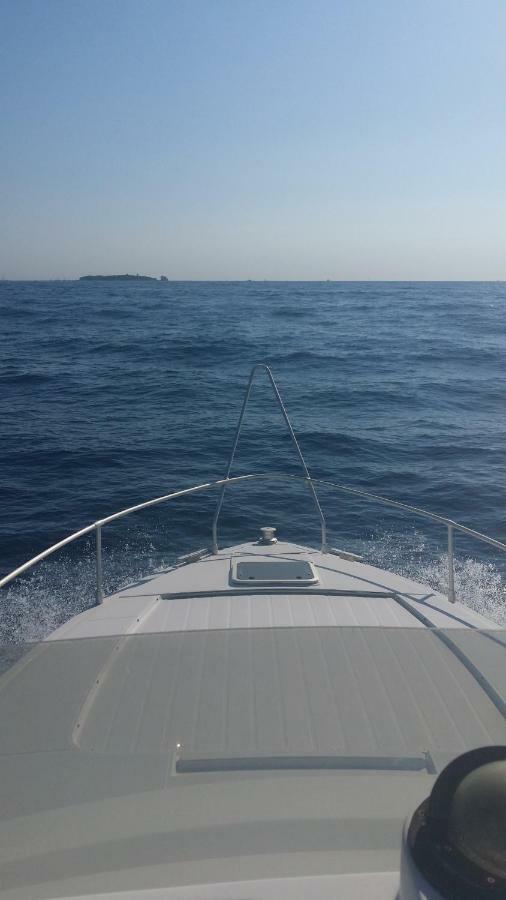 Ferretti 36 ' Bateau A Quai Vieux-port Festival La Croisette Cannes