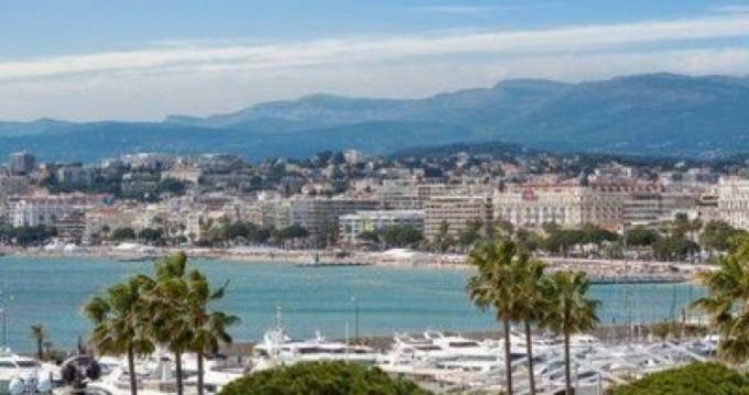 Ferretti 36 ' Bateau A Quai Vieux-port Festival La Croisette Cannes