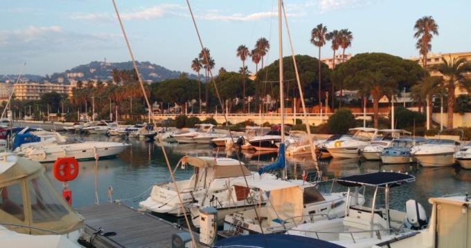 Ferretti 36 ' Bateau A Quai Vieux-port Festival La Croisette Cannes