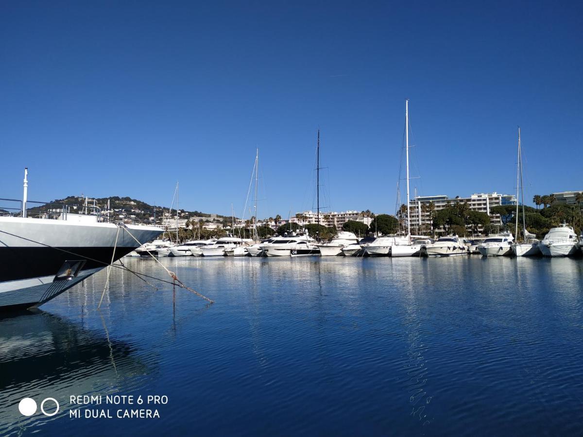 Botel Ferretti 36 ' Bateau A Quai Vieux-port Festival La Croisette *