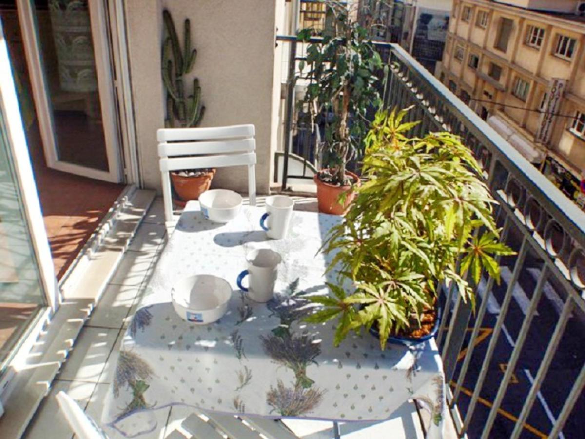 D'une A A 300 M De La Avec Vue Sur La Balcon Et Wifi Cannes