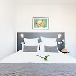 On la Croisette: luxe 2 bedrooms/ 2 baths