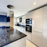 Stylish 1-Bedroom Apartment With Sea View On La Croisette