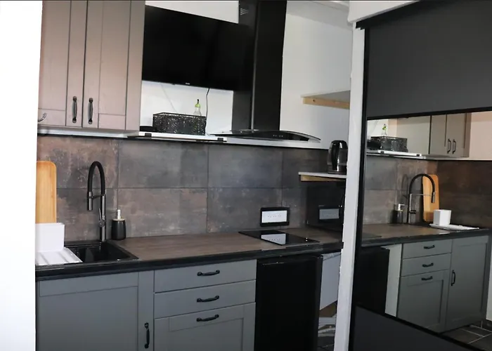 Agreable Studio Avec Sa Terrasse Exterieure Entierement Amenage A 5 Min De La Mer