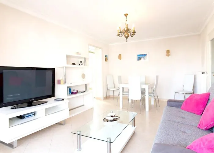 Appartement Moderne A Cannes Avec Balcon Et Vue Sur La Ville 55 M²
