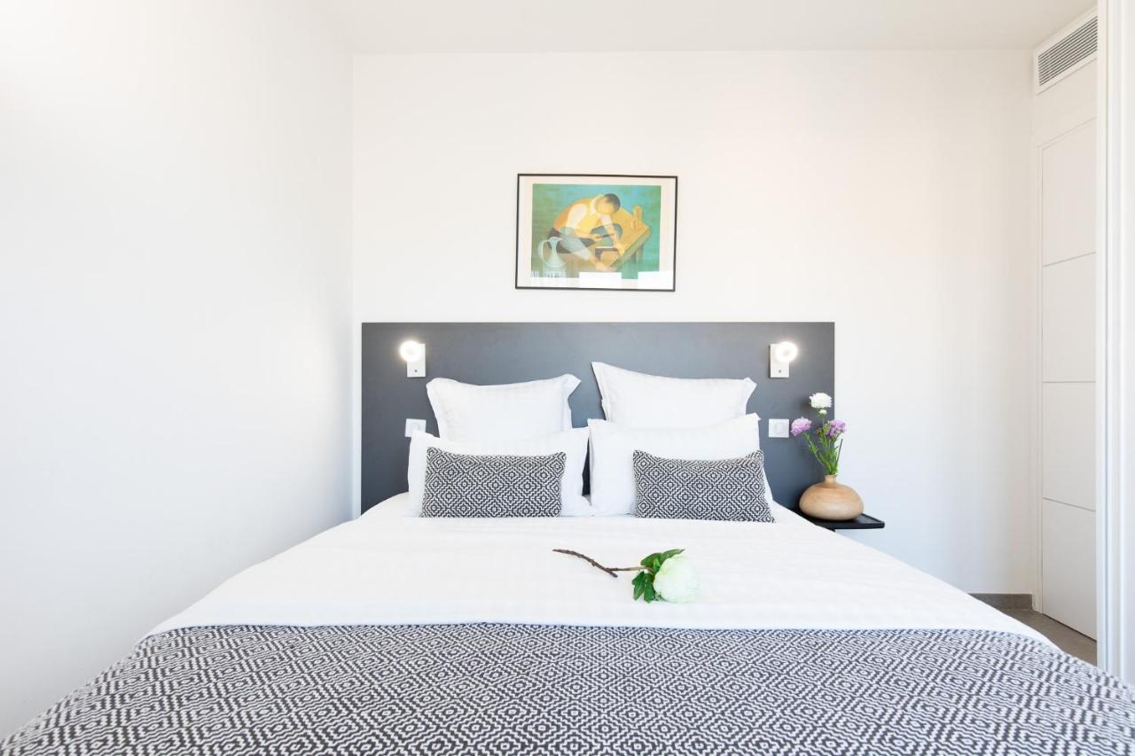 On La Croisette: Luxe 2 Bedrooms/ 2 Baths Cannes